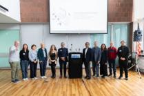 Une image contenant habits, homme, personne, intérieur Le contenu généré par l'IA peut être incorrect.