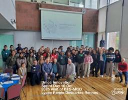 Une image contenant habits, personne, personnes, groupe Le contenu généré par l'IA peut être incorrect.